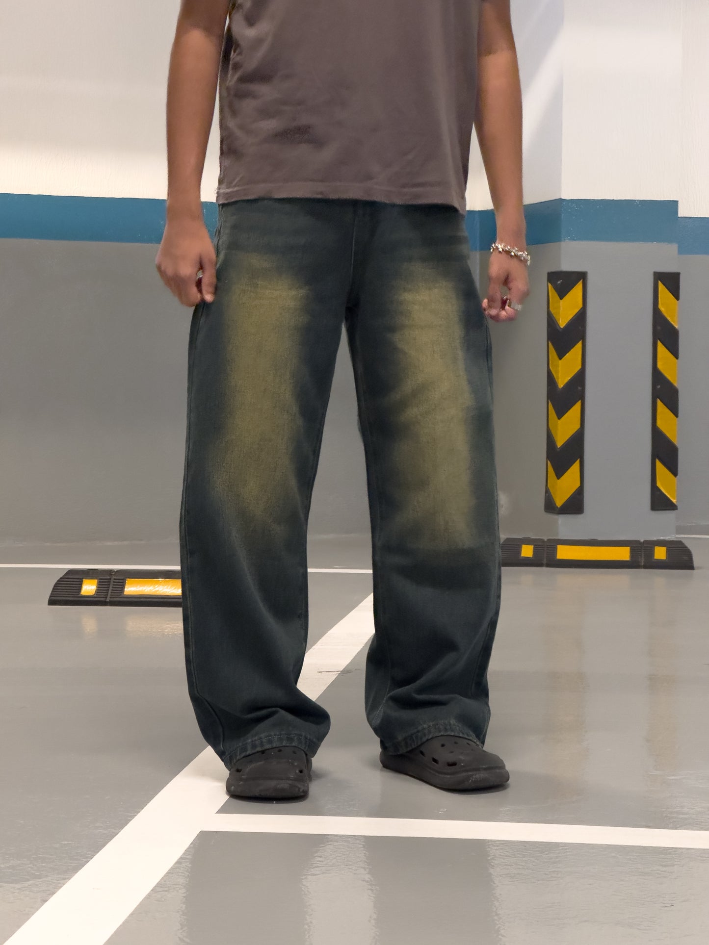 Baggy old washed jeans