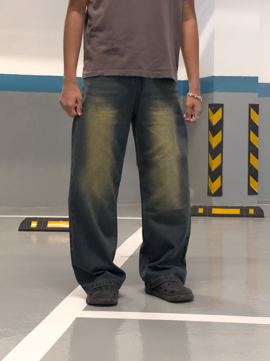 Baggy old washed jeans