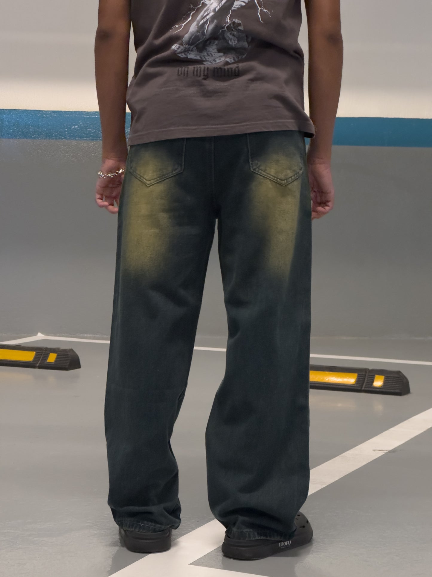 Baggy old washed jeans